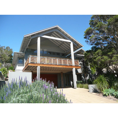 Oceania; A family house with recycled wharf timber 